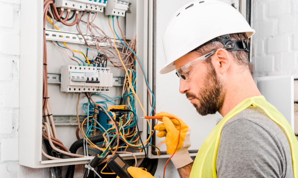Técnico de W&W realizando una instalación eléctrica