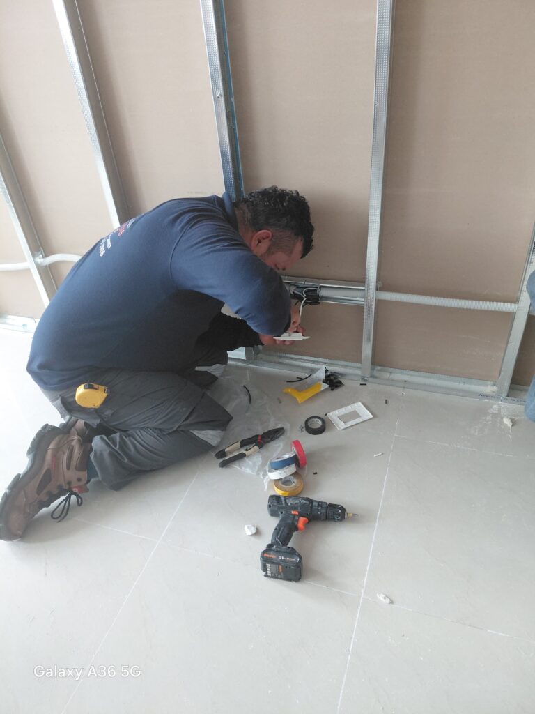 Técnico de W&W instalando cableado estructurado