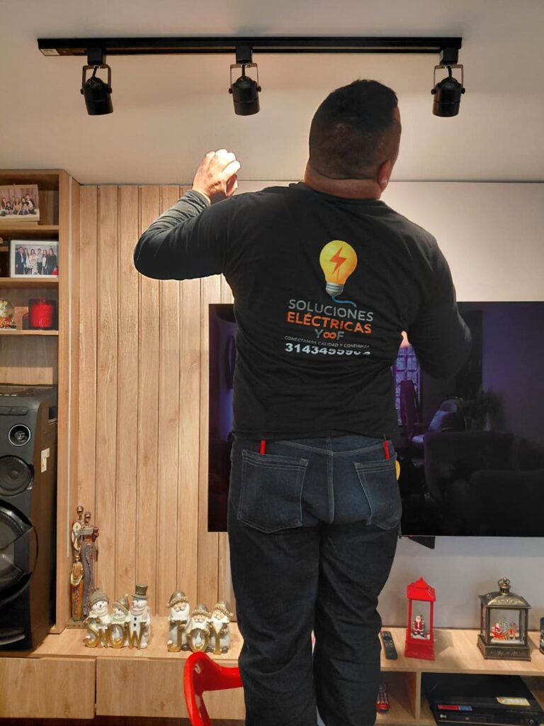 Técnico de W&W instalando iluminación